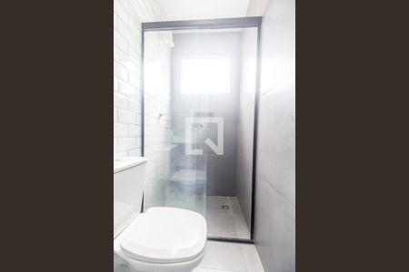 Banheiro de kitnet/studio para alugar com 1 quarto, 25m² em Jardim das Belezas, Carapicuíba