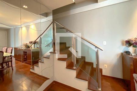 Escadas de apartamento para alugar com 4 quartos, 220m² em Lourdes, Belo Horizonte