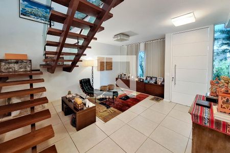 Sala de casa de condomínio à venda com 3 quartos, 300m² em Maria Paula, Niterói