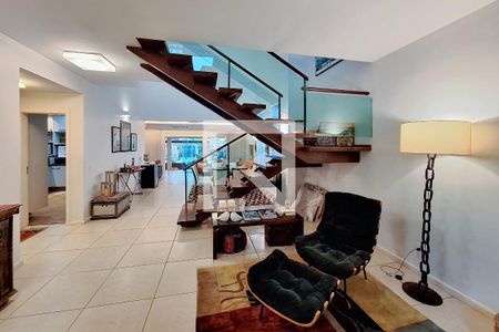 Sala de casa de condomínio à venda com 3 quartos, 300m² em Maria Paula, Niterói