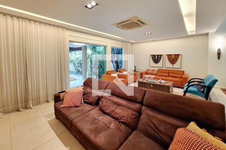 Sala de casa de condomínio à venda com 3 quartos, 300m² em Maria Paula, Niterói