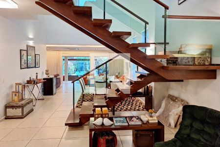 Sala de casa de condomínio à venda com 3 quartos, 300m² em Maria Paula, Niterói