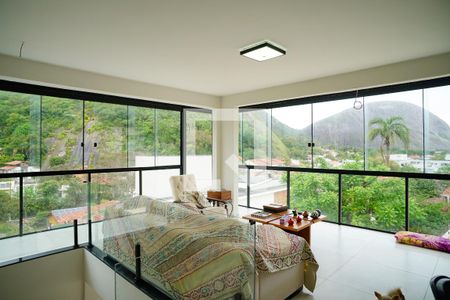 Hall de casa para alugar com 4 quartos, 280m² em Itacoatiara, Niterói