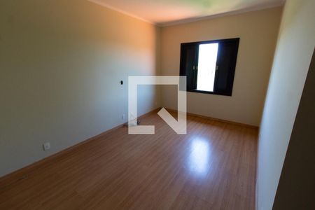 Suíte 1 de casa de condomínio à venda com 4 quartos, 230m² em Conjunto Habitacional Vila Santana (Sousas), Campinas