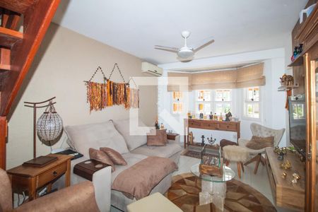 Sala de casa de condomínio à venda com 3 quartos, 180m² em Guarujá, Porto Alegre