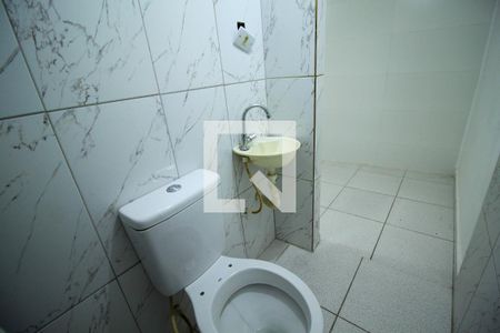 Banheiro de kitnet/studio para alugar com 1 quarto, 10m² em Quarta Parada, São Paulo