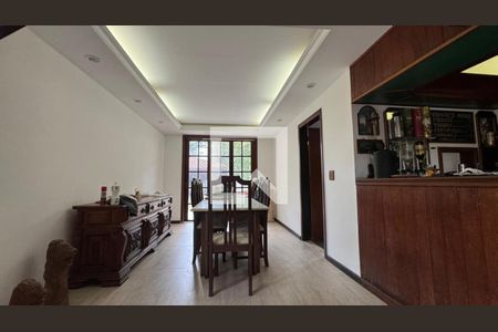 Sala de casa de condomínio à venda com 4 quartos, 400m² em Camboinhas, Niterói