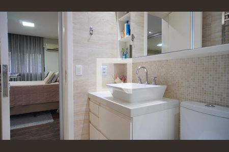 Banheiro suite de casa de condomínio à venda com 3 quartos, 218m² em Teresópolis, Porto Alegre