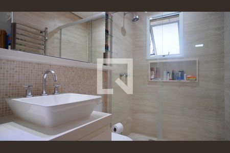 Banheiro suite de casa de condomínio à venda com 3 quartos, 218m² em Teresópolis, Porto Alegre