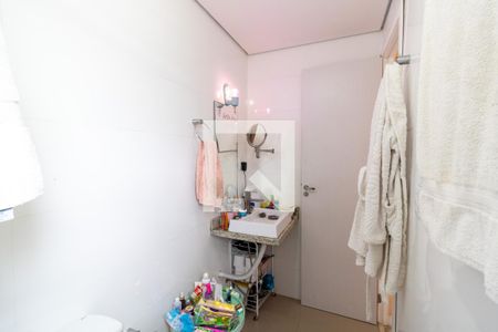 Banheiro da Suíte de casa de condomínio à venda com 4 quartos, 240m² em Vila Nova, Porto Alegre