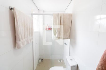 Banheiro da Suíte de casa de condomínio à venda com 4 quartos, 240m² em Vila Nova, Porto Alegre