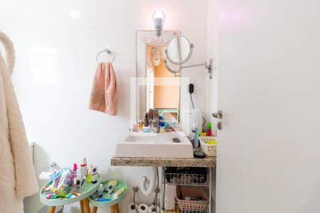 Banheiro da Suíte de casa de condomínio à venda com 4 quartos, 240m² em Vila Nova, Porto Alegre