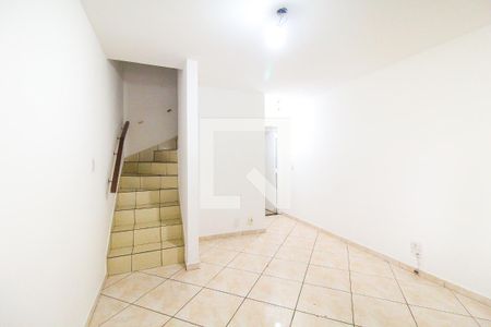 Sala de casa de condomínio para alugar com 2 quartos, 90m² em Fazenda Aricanduva, São Paulo