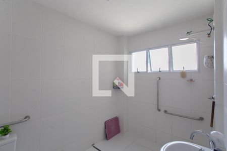 Banheiro de apartamento à venda com 1 quarto, 60m² em Frei Leopoldo, Belo Horizonte