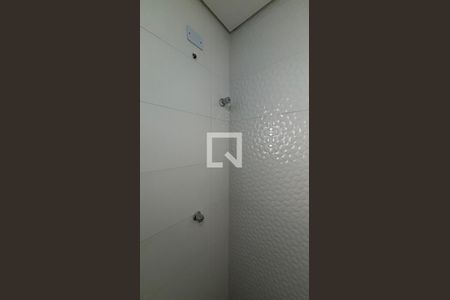 Banheiro de apartamento à venda com 2 quartos, 52m² em Vila Mazzei, Santo André