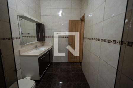 Banheiro da Suíte 1 de casa à venda com 4 quartos, 250m² em Independência, Porto Alegre