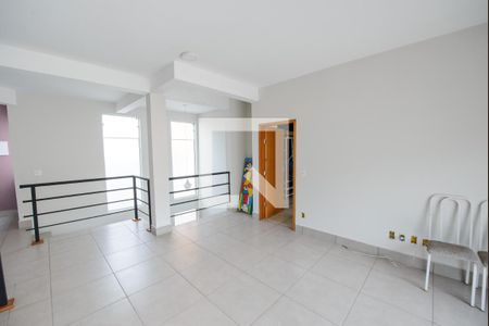 Sala do mesanino de casa de condomínio para alugar com 3 quartos, 300m² em Loteamento Industrial, Taubaté