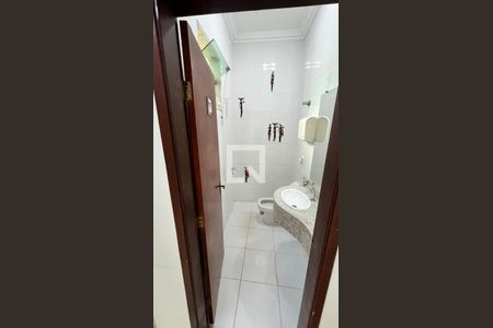 Banheiro de casa para alugar com 4 quartos, 215m² em Alto Umuarama, Uberlândia