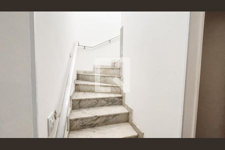 Escada de casa à venda com 4 quartos, 350m² em Vila Amélia, São Paulo