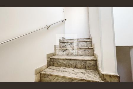 Escada de casa à venda com 4 quartos, 350m² em Vila Amélia, São Paulo