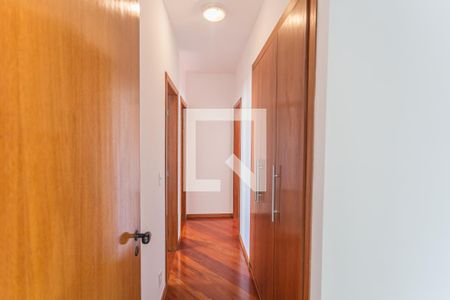 Corredor de apartamento para alugar com 3 quartos, 108m² em Funcionários, Belo Horizonte