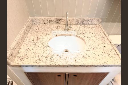 Banheiro de kitnet/studio para alugar com 1 quarto, 24m² em Pinheiros, São Paulo