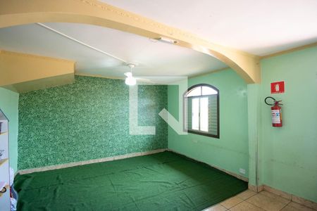 Casa para alugar com 8 quartos, 188m² em Jardim Sao Salvador, Taboão da Serra