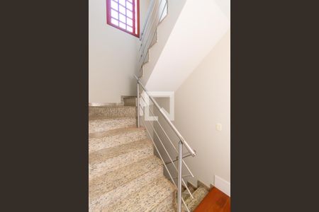 Escada de casa para alugar com 6 quartos, 325m² em Vila Zelina, São Paulo