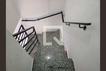 Escada acesso aos Quartos de casa para alugar com 2 quartos, 80m² em Parque Continental, Guarulhos