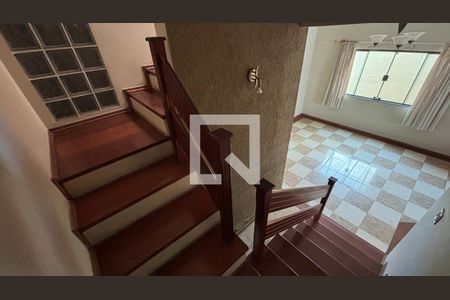 Escada de casa para alugar com 5 quartos, 343m² em Vila Marina, Santo André