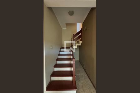 Escada de casa para alugar com 5 quartos, 343m² em Vila Marina, Santo André