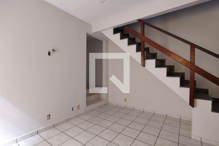 Sala de casa de condomínio para alugar com 2 quartos, 100m² em Taquara, Rio de Janeiro