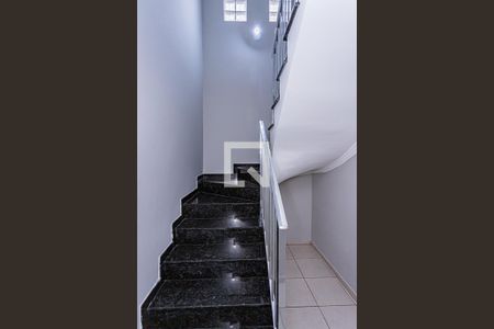 Escada de casa para alugar com 2 quartos, 180m² em Jaguará, São Paulo