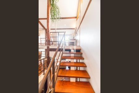 Escada de casa de condomínio para alugar com 4 quartos, 748m² em Residencial das Estrelas, Barueri