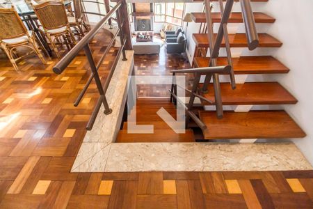 Escada de casa de condomínio para alugar com 4 quartos, 748m² em Residencial das Estrelas, Barueri