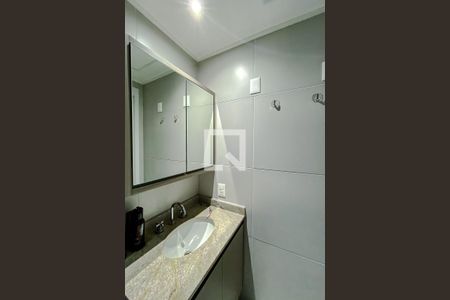 Banheiro de kitnet/studio para alugar com 1 quarto, 28m² em Paraíso, São Paulo