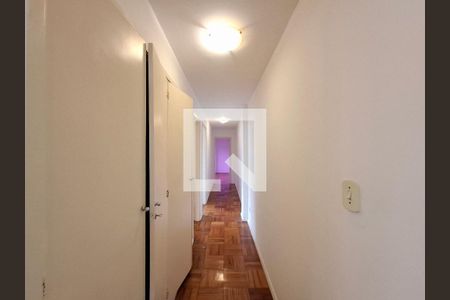 Corredor de apartamento para alugar com 3 quartos, 120m² em Laranjeiras, Rio de Janeiro
