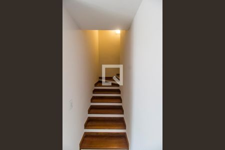 Escada de casa de condomínio para alugar com 3 quartos, 160m² em Residencial Dois (tambore), Santana de Parnaíba