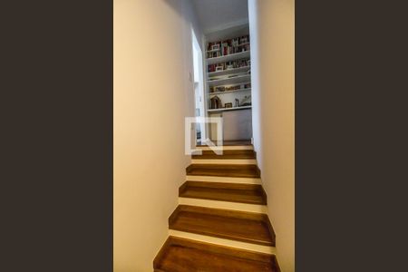 Escada de casa de condomínio para alugar com 3 quartos, 160m² em Residencial Dois (tambore), Santana de Parnaíba