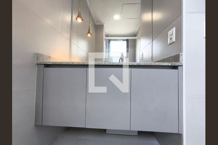 Banheiro de kitnet/studio para alugar com 1 quarto, 23m² em Paraíso, São Paulo