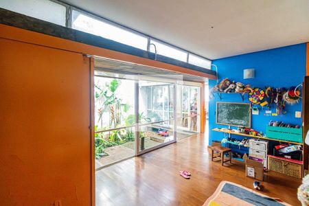 Casa 1 - Quarto 1 de casa à venda com 8 quartos, 380m² em Vila Pirajussara, São Paulo