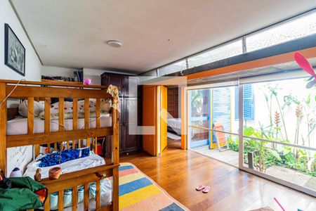 Casa 1 - Quarto 1 de casa à venda com 8 quartos, 380m² em Vila Pirajussara, São Paulo