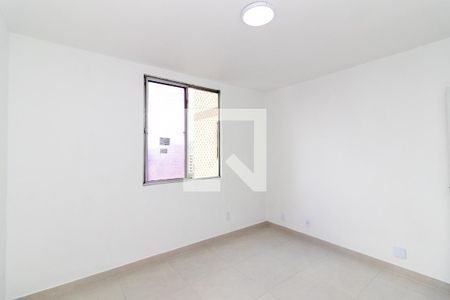 Quarto 1 de apartamento para alugar com 2 quartos, 44m² em Vila Valqueire, Rio de Janeiro