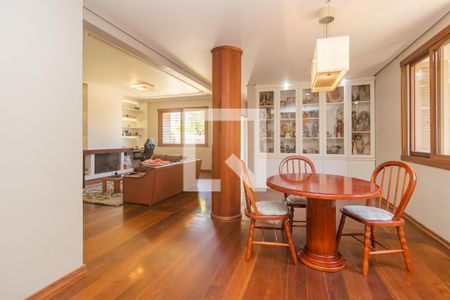 Casa à venda com 3 quartos, 220m² em Camaquã, Porto Alegre