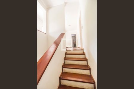 Escada de casa de condomínio para alugar com 4 quartos, 400m² em Residencial Onze (alphaville), Santana de Parnaíba