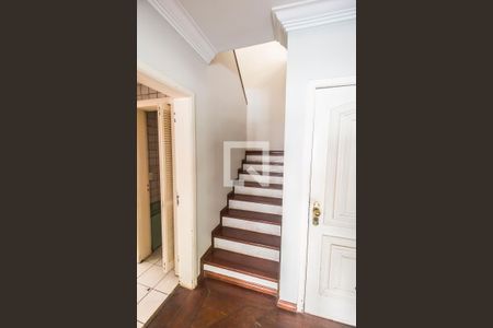 Escada de casa de condomínio para alugar com 4 quartos, 400m² em Residencial Onze (alphaville), Santana de Parnaíba