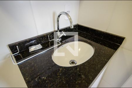 Banheiro de kitnet/studio para alugar com 1 quarto, 24m² em Água Branca, São Paulo