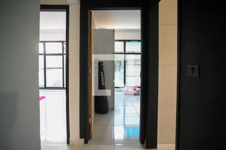 Corredor de casa para alugar com 2 quartos, 200m² em Vila Liviero, São Paulo