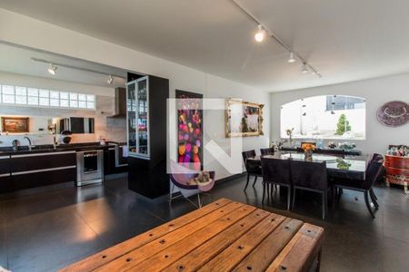 Casa à venda com 4 quartos, 485m² em Vila Sofia, São Paulo