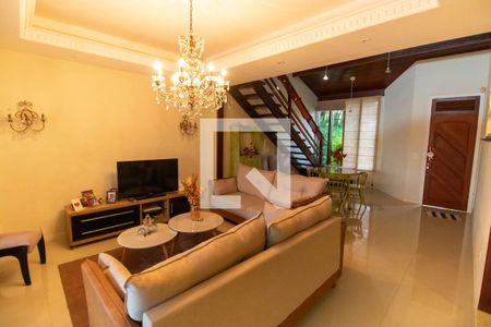 Sala de casa de condomínio à venda com 3 quartos, 380m² em Piratininga, Niterói